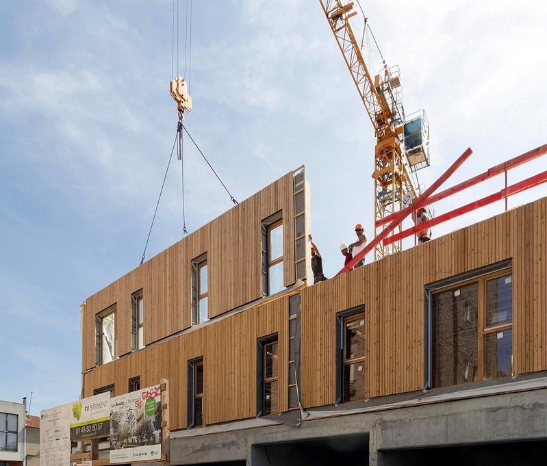 Installation des murs, des escaliers et des planchers préfabriqués sur chantier, Le Bourg - ©REI HABITAT