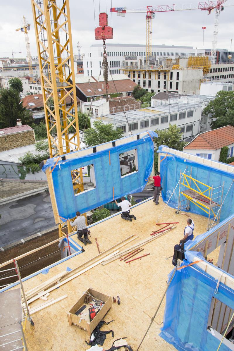 Installation des murs préfabriqués sur chantier, Black Sun - ©REI HABITAT